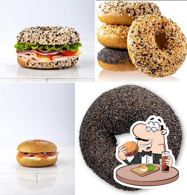 Ordina un hamburger a Brooklyn Bagel Co