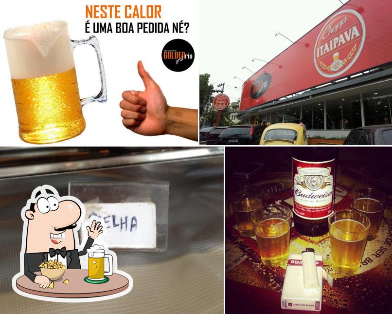 Desfute um copo de cerveja leve ou escura