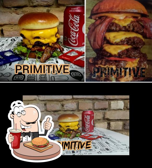 Delicie-se com um hambúrguer no PRIMITIVE BURGUER BEER