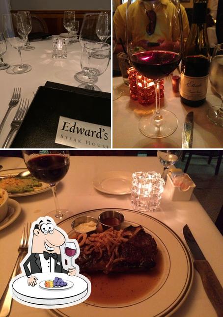 Es estupendo tomarse una copa de vino en Edward's Steakhouse