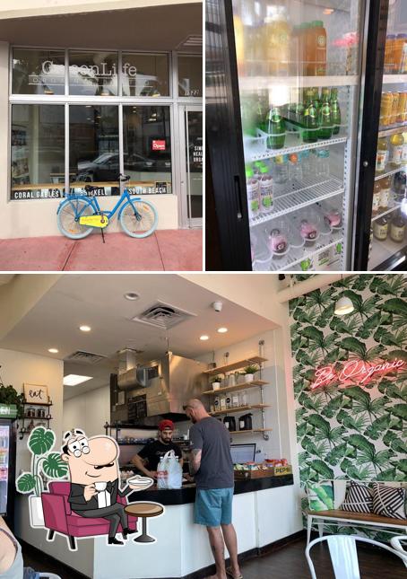 Entre la variedad de cosas que hay en Greenlife Organic Bistro South Beach también tienes interior y exterior