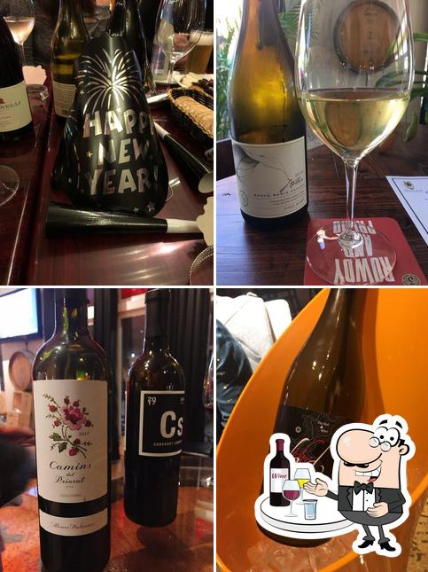The Vineyard Wine Market sirve alcohol