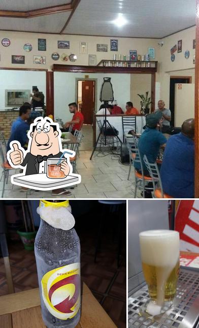 Entre diversos coisas, bebida e interior podem ser encontrados no Toninho's Bar