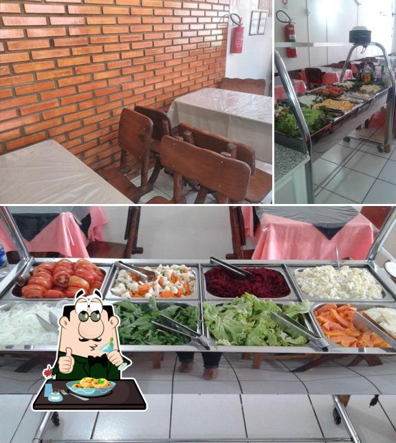 Entre diferentes coisas, comida e interior podem ser encontrados a Restaurante Panela Velha