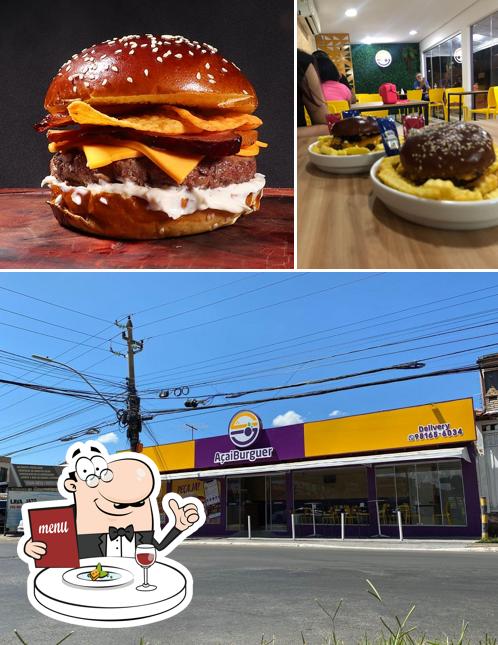 Entre diferentes coisas, comida e exterior podem ser encontrados no Açaí Burguer