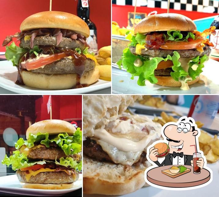 Prenditi un hamburger a AMARCORD Pinseria & burger grill