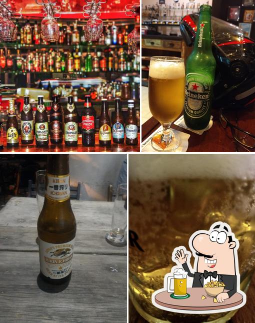 Desfute um copo de cerveja leve ou escura