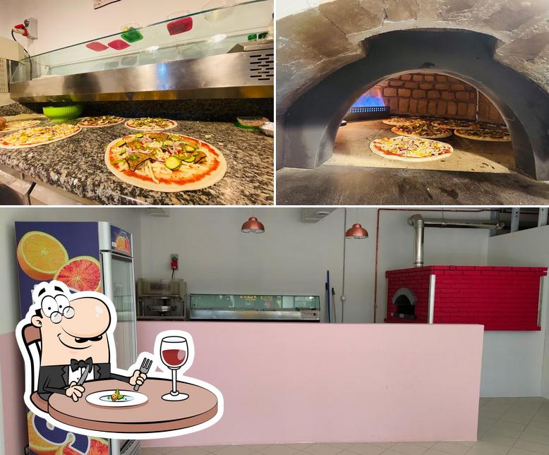 Pizzeria Regina si caratterizza per la cibo e interni