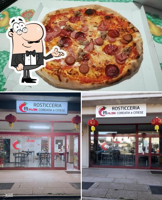 Tra le varie cose da Rosticceria Han si possono trovare la interni e pizza