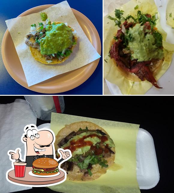 Tómate una hamburguesa en El Taxqueñito Mexican Food