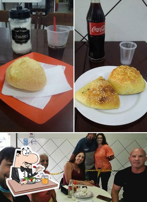 O Pastelaria Ponto Certo se destaca pelo comida e interior