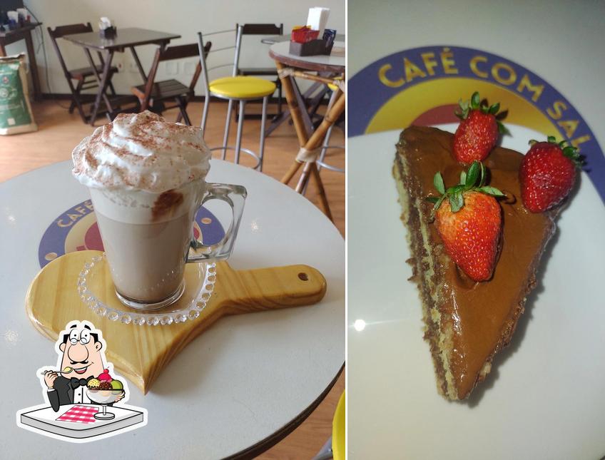 Café Com Sal Coffee House oferece uma escolha de pratos doces