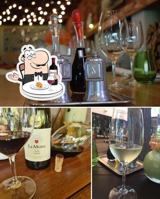 Il est fort sympathique de profiter d'un verre de vin à Pierneef à La Motte Restaurant