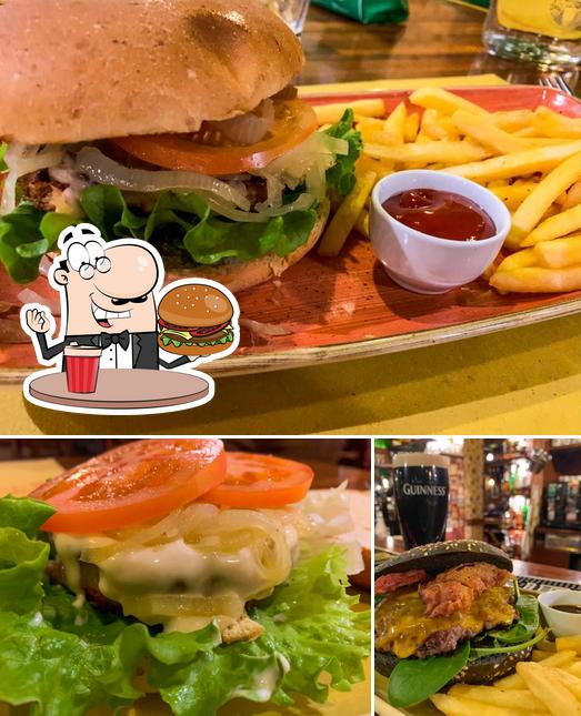 Ordina un hamburger a Full Stop Pub