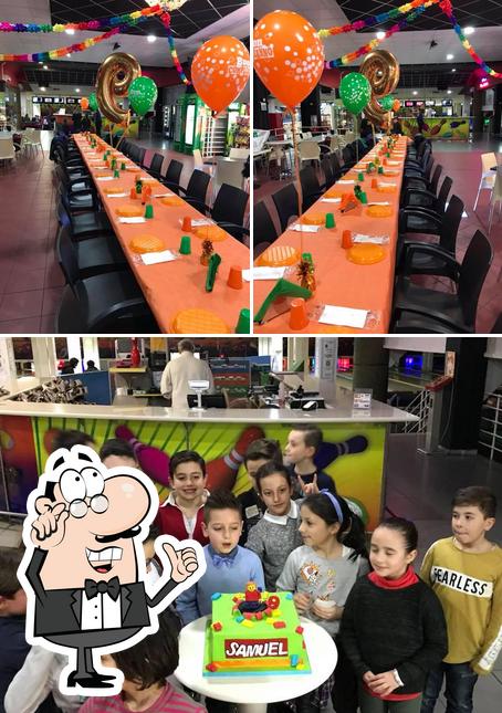 Questa è la immagine che presenta la interni e torta di Pizzeria Bowling & Feste di compleanno