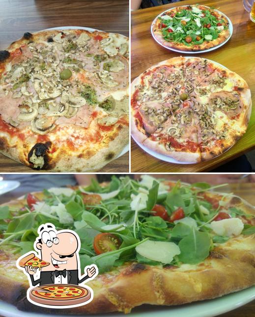 Scegli una pizza a Pizzeria Rustica