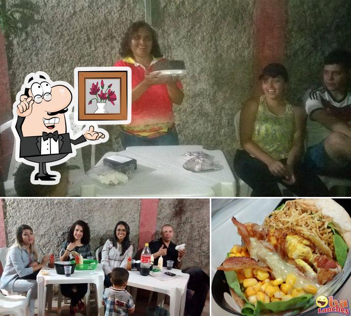 Dê uma olhada a foto mostrando interior e comida no Oba Lanches