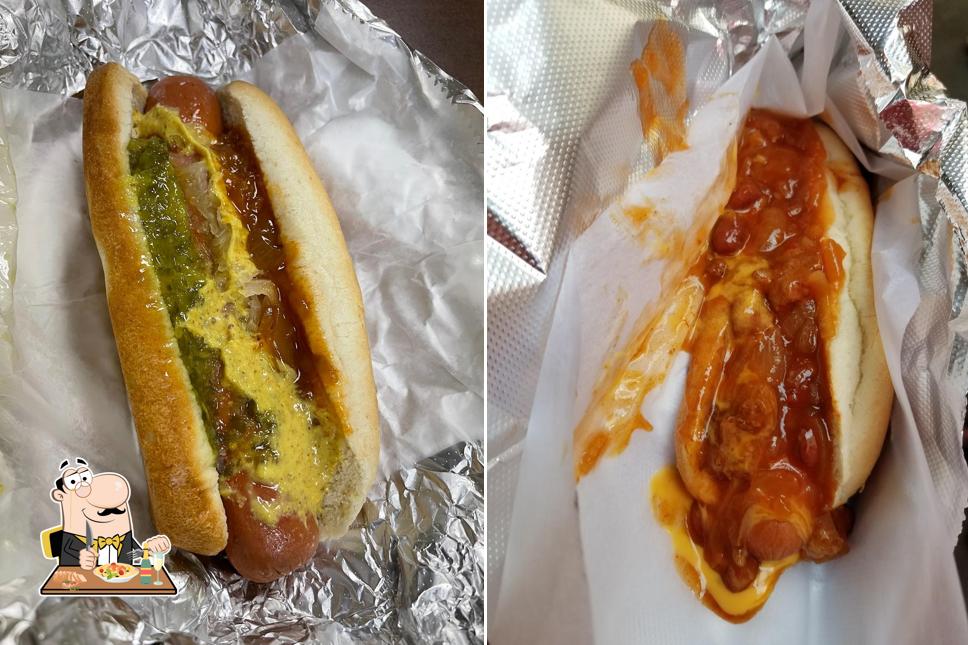 Блюда в "John's Famous Hot Dogs"