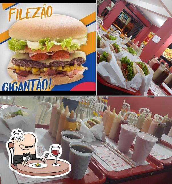 Entre diferentes coisas, comida e bebida podem ser encontrados no Fast bomba burguer