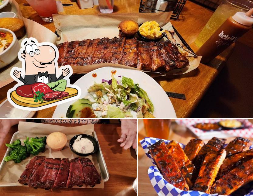 Pide un plato con carne en Famous Dave's Bar-B-Que