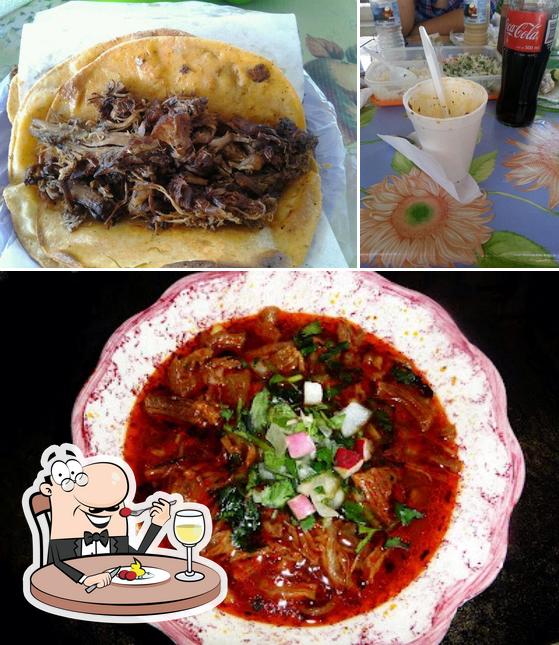 Entre la variedad de cosas que hay en Birria de Res el Zalate también tienes comida y bebida