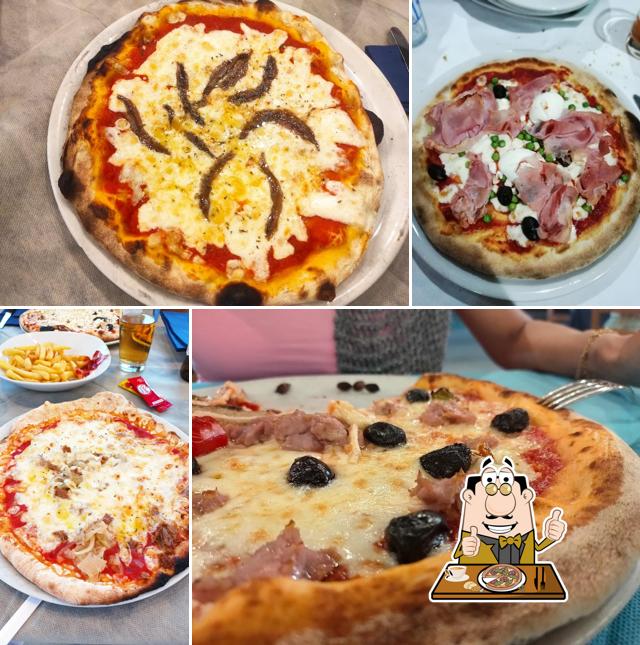 Order pizza at L’Acquario