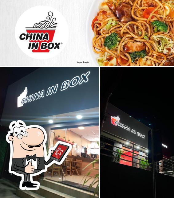 Look at this photo of China In Box Jandira: Restaurante Delivery de Comida Chinesa, Yakisoba, Rolinho Primavera, Biscoito da Sorte