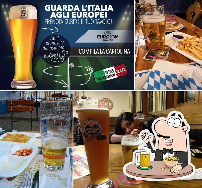 Puoi ordinare un rinfrescante bicchiere di birra chiara o scura