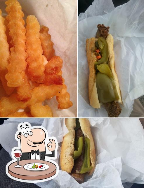 Еда в "Cozzi Corner Hot Dogs, Beef & Catering"