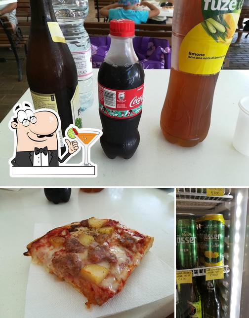 La bevanda e pizza del ristorante