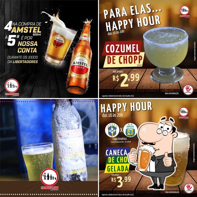 Desfute um copo de cerveja leve ou escura