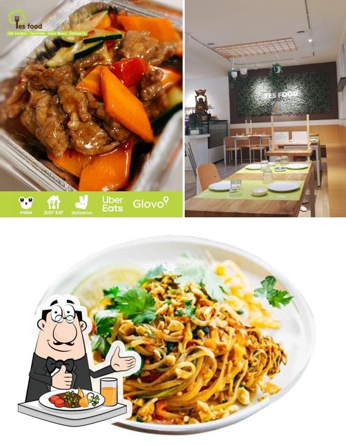 Tra le diverse cose da Yes Food Sapori dell' Asia - Centocelle si possono trovare la cibo e tavolo da pranzo