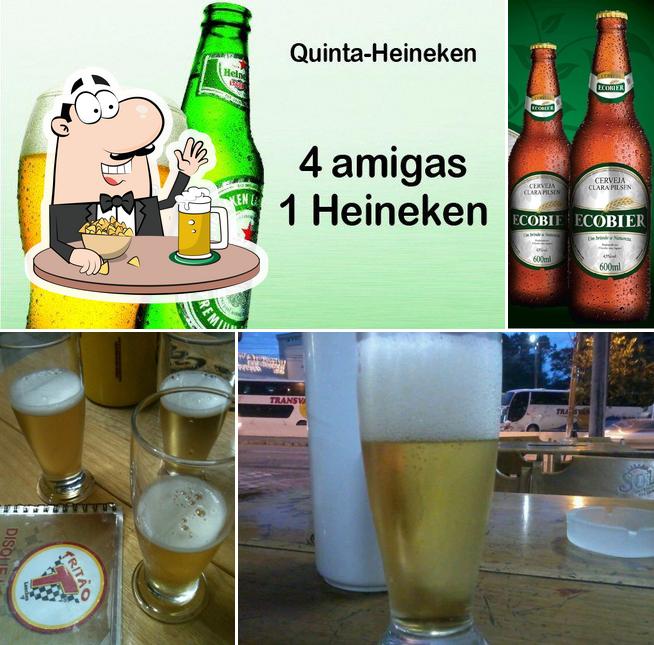 Desfute um copo de cerveja leve ou escura