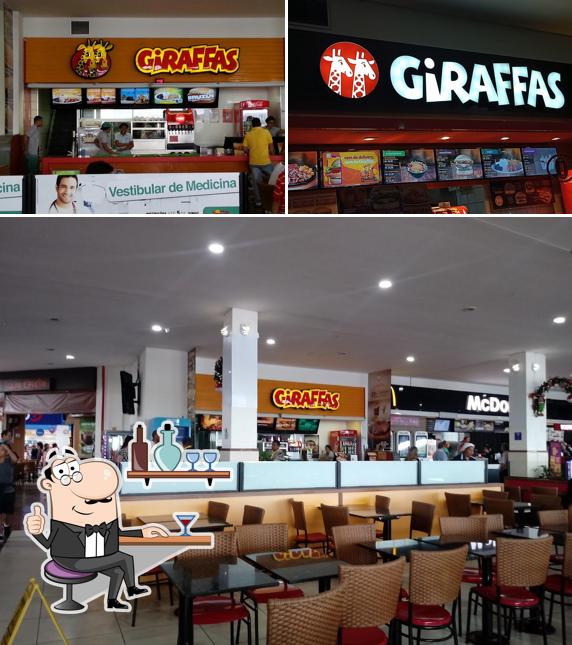 Entre diversos coisas, interior e cidadãos podem ser encontrados no Giraffas Shopping Pier 21