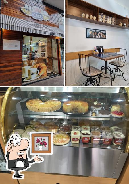 Entre diferentes coisas, interior e sobremesa podem ser encontrados no CAFÉ CAKE - Empório & Café