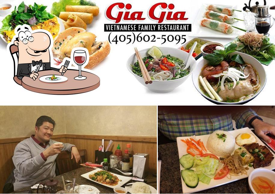 Platos en GiaGia Vietnamese Restaurant