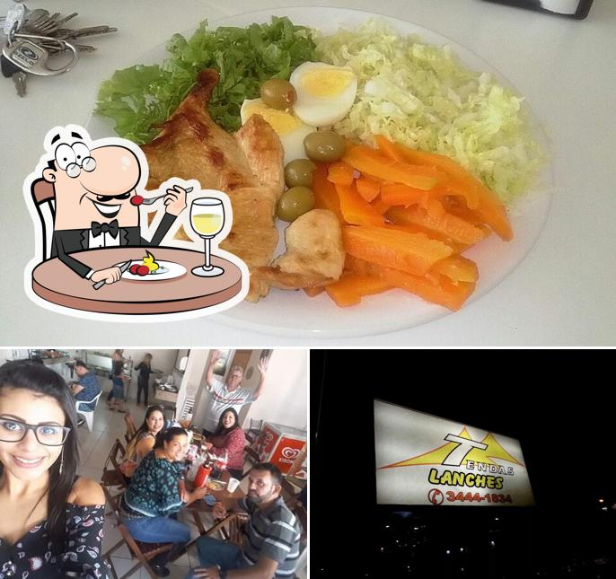Фото, на котором видны еда и внутреннее оформление в Tendas Bar e Restaurante