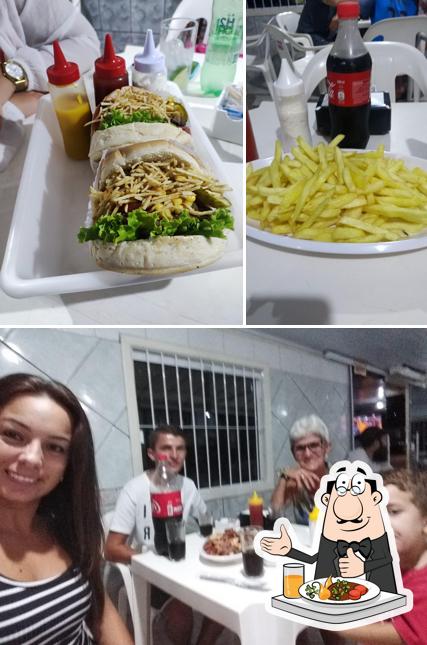 A comida e interior do restaurante