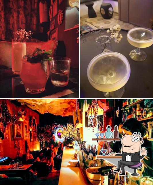 El interior de Cocktail Bar La Santoría