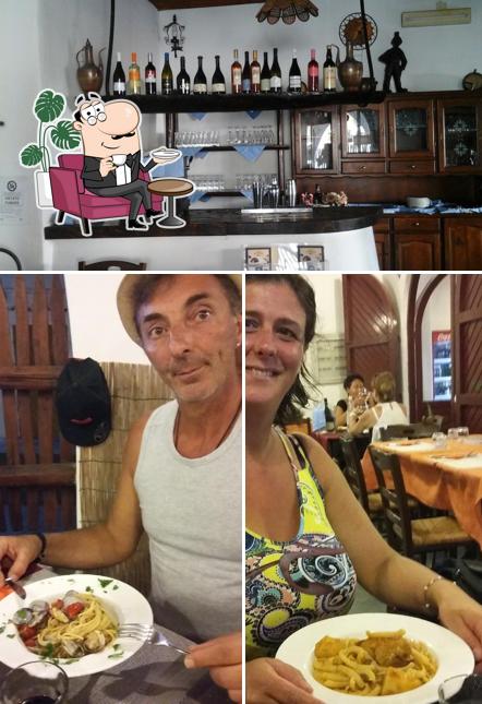 Questa è la immagine che raffigura la interni e vino di Ristorante Don Piricuddu