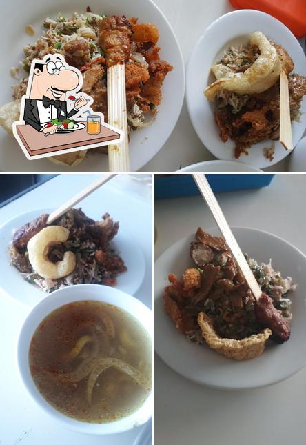 Еда в "Warung Lawar Penatih"