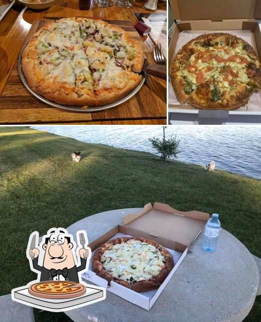Try out pizza at Moosehead Inn