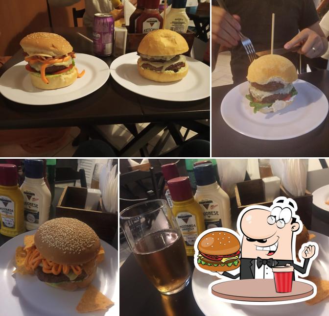 Deguste um dos hambúrgueres oferecidos no The Hall Burger e Batata Suíça