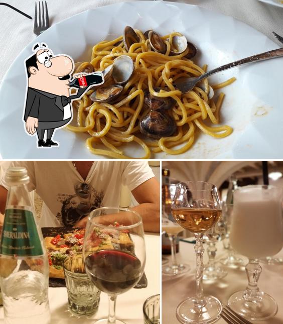 Guarda la foto che presenta la bevanda e frutti di mare di Ristorante Pizzeria da Mario