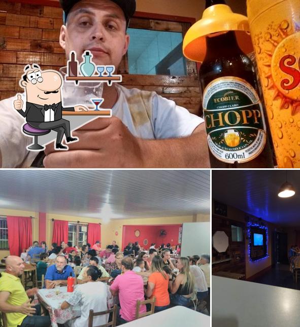 A imagem da interior e cerveja no Pizzaria Cazarin