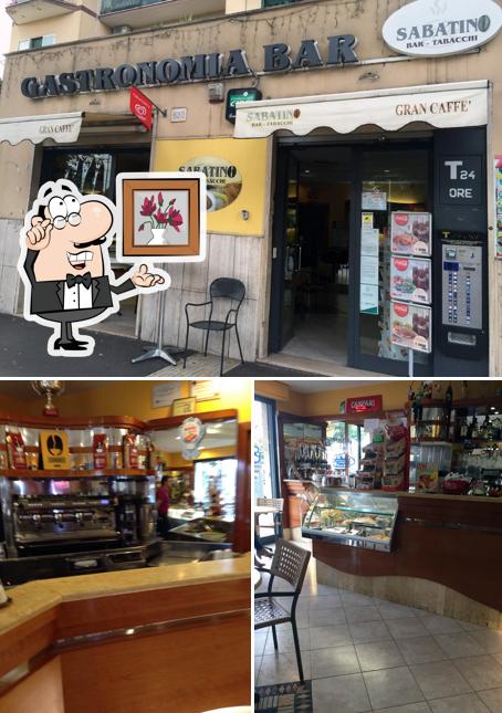 Tra le diverse cose da Bar Sabatino si possono trovare la interni e bancone da bar