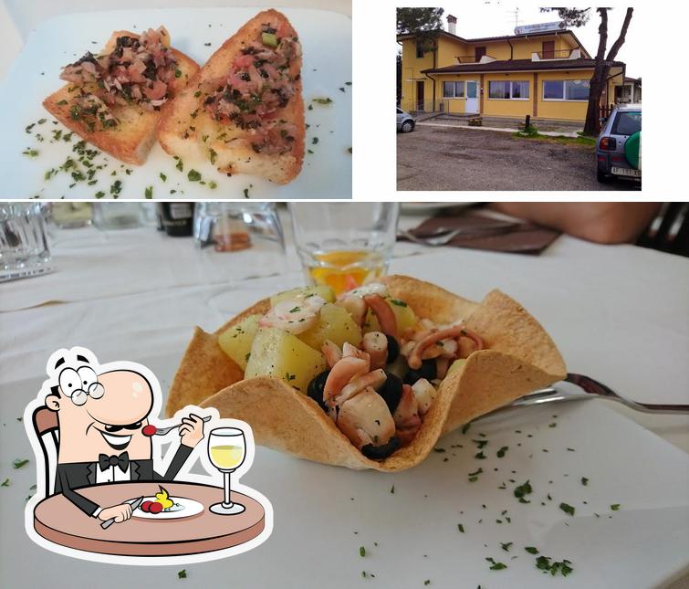 Questa è la immagine che raffigura la cibo e esterno di Ristorante Pizzeria Alta Marea