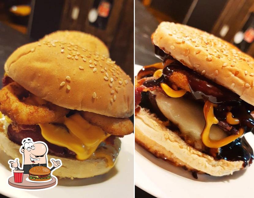 Delicie-se com um hambúrguer no Dragon Night Burger - Hamburgueria Artesanal