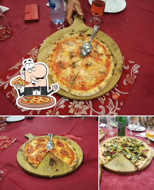 Prenditi una pizza a Ristorante Pizzeria La Dea Di Pomponio Simone & C. Sas