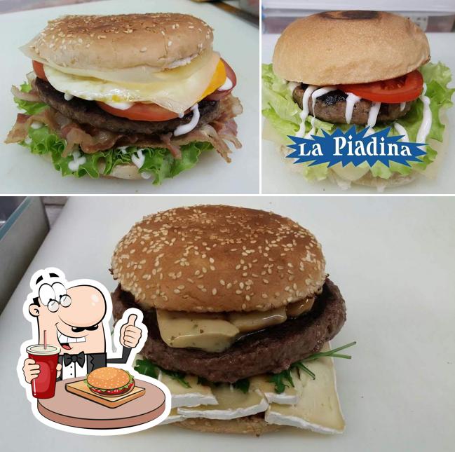 Ordina uno dei tipi di hamburger proposti a Ristorante La Piadina